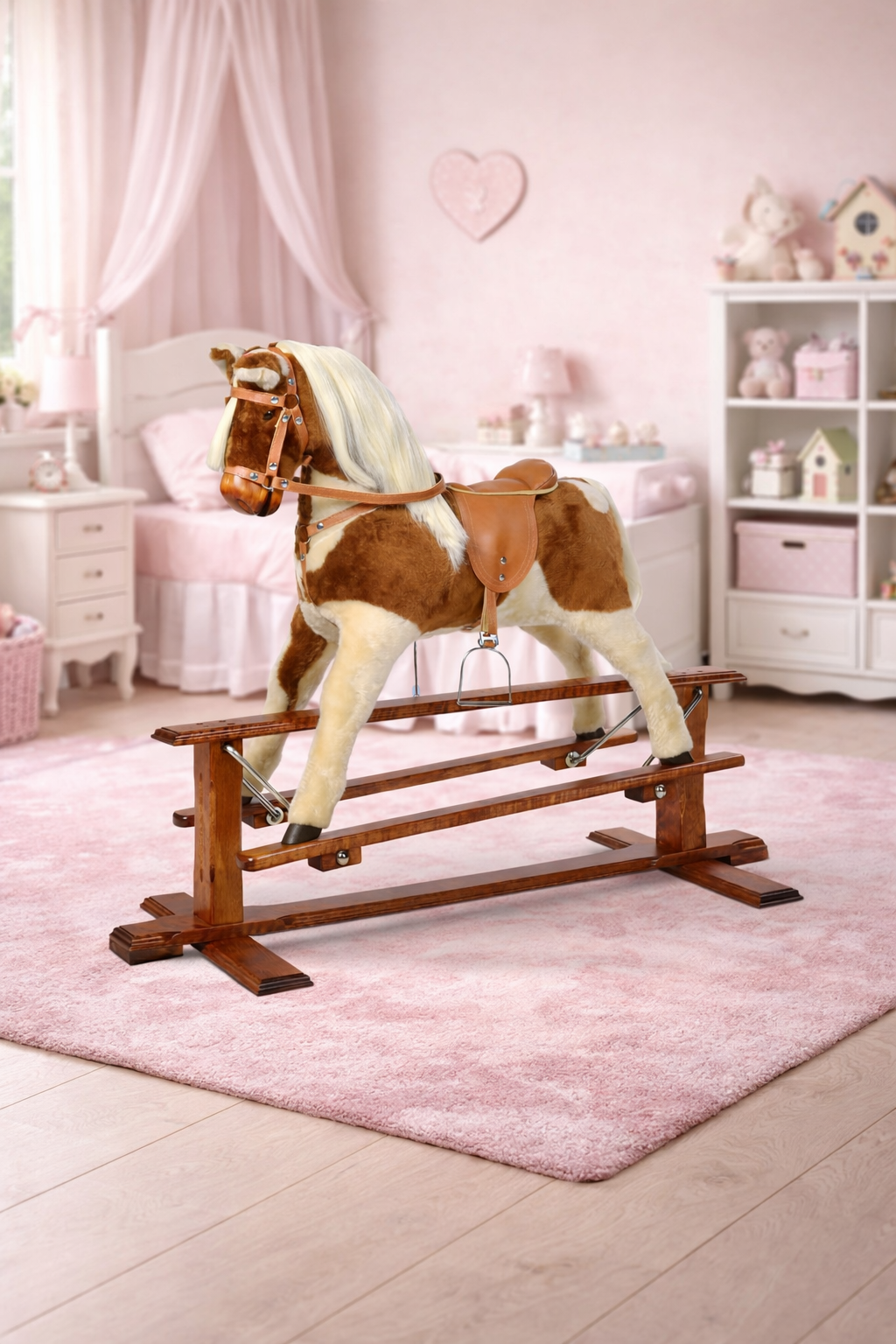 Schaukelpferd mit Mädchen – emotionales Kategoriebild
